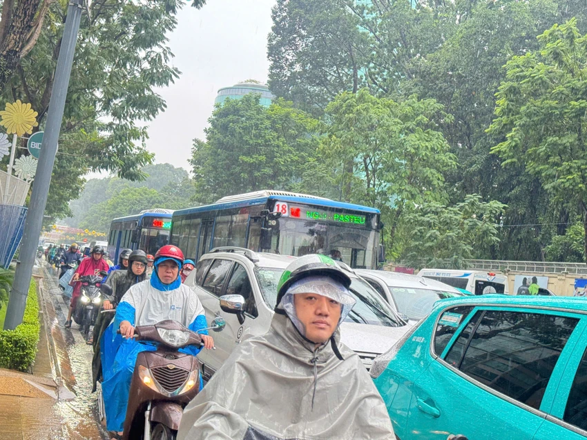 Các phương tiện di chuyển chậm trên đường Lê Lợi, quận 1. Ảnh: ĐÀO TRANG nguoi-dan-tphcm-2.jpg
