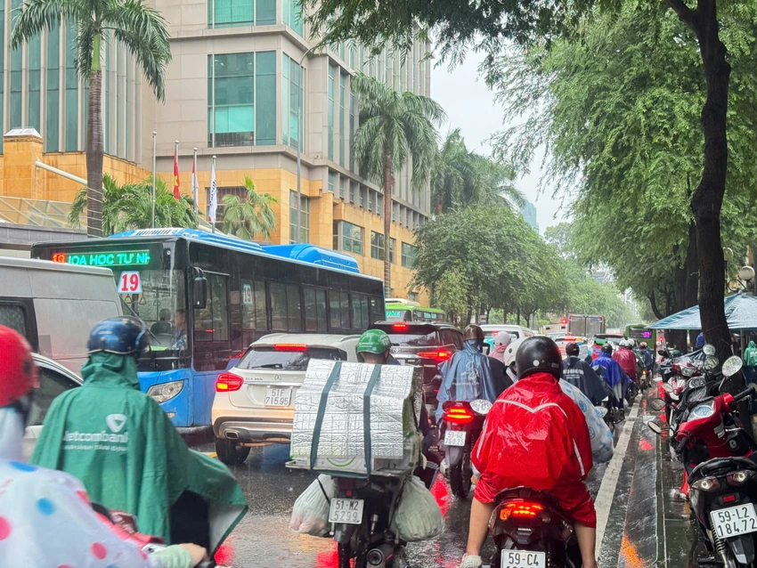 Dự báo thời tiết Nam Bộ từ ngày 18-9 đến ngày 21-9, nhiều mây, có mưa rào và dông nhiều nơi. Ảnh: ĐÀO TRANG nguoi-dan-tphcm-3.jpg