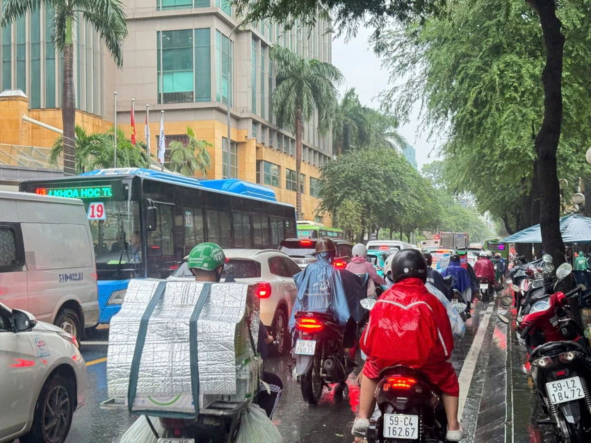 Cơn mưa kéo dài vào sáng ngày 18-9 khiến người dân TP.HCM gặp khó khăn khi di chuyển. Ảnh: ĐÀO TRANG Người dân TP.HCM đi lại khó khăn