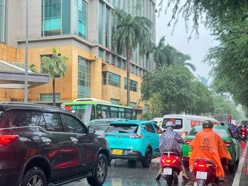 Một số tuyến đường ở trung tâm TP.HCM có tình trạng ùn ứ. Ảnh: ĐÀO TRANG nguoi-dan-tphcm.jpg