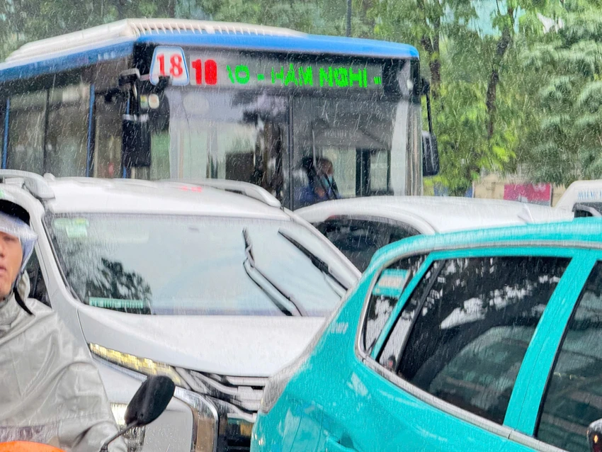 Dòng xe di chuyển từng chút một. Ảnh: ĐÀO TRANG z5842129568014_6705de6b27540c2dcdd6780c741c2947.jpg