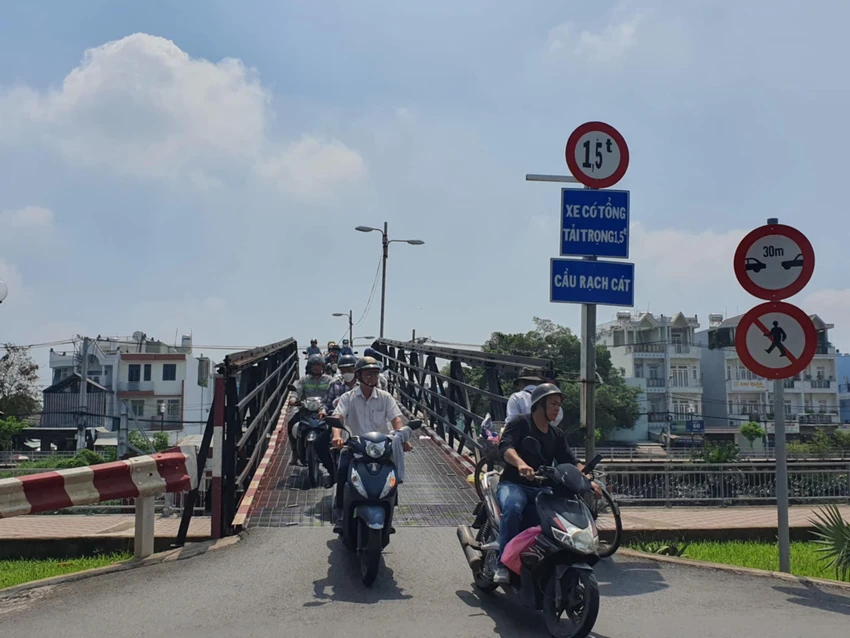 Vào giờ cao điểm, cầu Rạch Cát thường xuyên ùn ứ. Ảnh: CTV cầu Rạch Cát