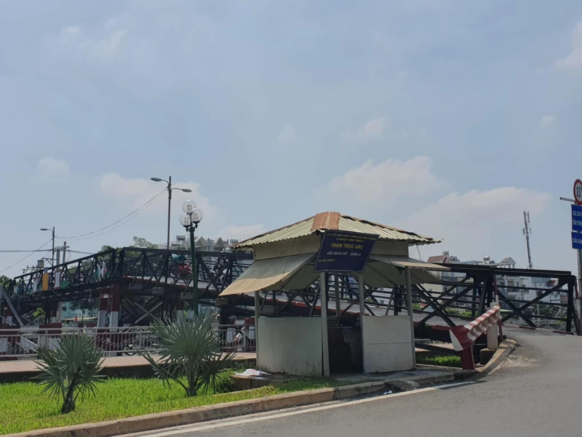 Cầu có bề rộng nhỏ hẹp, người dân đi lại đông đúc. cầu Rạch Cát, quận 8