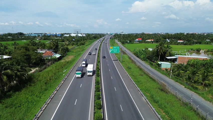 Cao tốc TP.HCM - Trung Lương - Mỹ Thuận có mật độ phương tiện lưu thông lớn. Cao tốc TP.HCM - Trung Lương - Mỹ Thuận