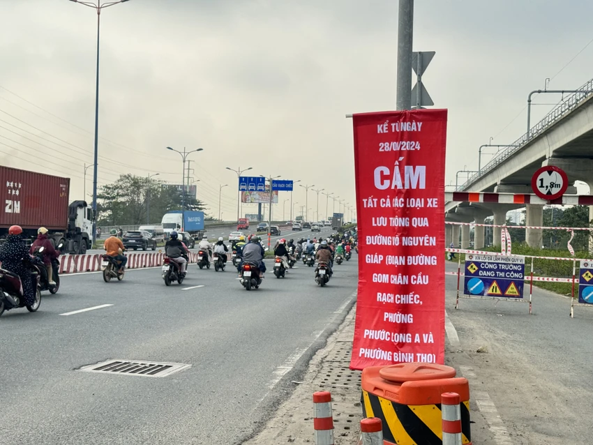 Thông báo cấm ô tô di chuyển dưới chân cầu Rạch Chiếc lưu thông qua đường Võ Nguyên Giáp, TP Thủ Đức. Cấm các ô tô di chuyển dưới chân cầu Rạch Chiếc lên đường Võ Nguyên Giáp, TP Thủ Đức