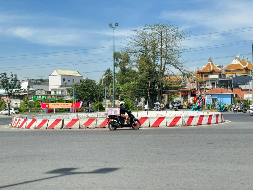 Đường Phạm Văn Đồng có mật độ phương tiện lưu thông khá cao, việc phương tiện từ các tuyến đường nhánh rẽ vào đột ngột tiềm ẩn nhiều nguy hiểm. Việc tháo dỡ phòng xoay, điều chỉnh đèn tín hiệu là vô cùng hợp lý. 1-pham-van-dong-1.jpeg