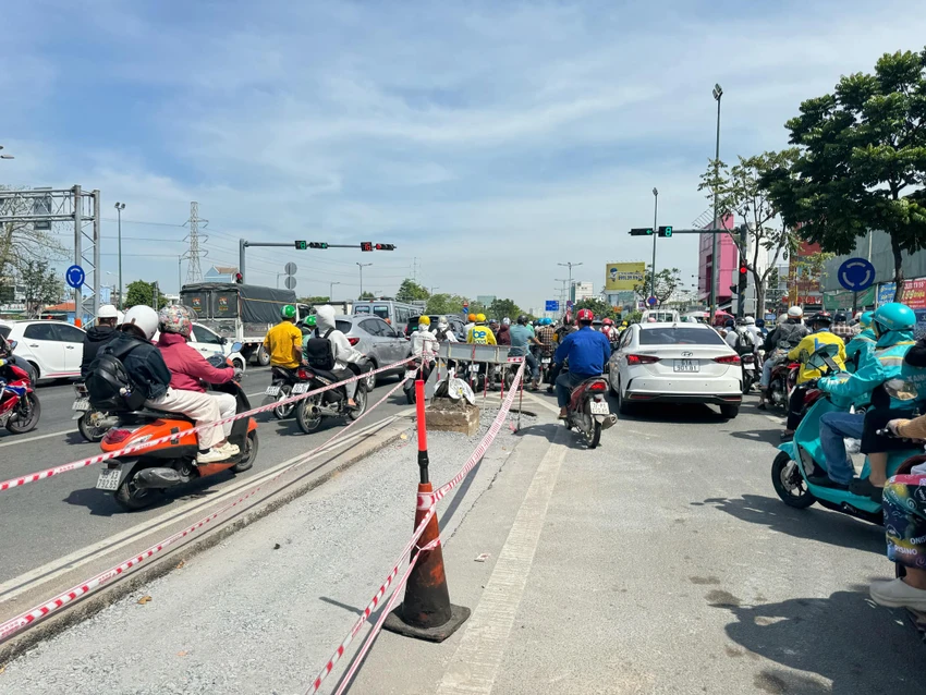 Vòng xoay tại giao lộ Phạm Văn Đồng - Đường số 20 - Kha Vạn Cân chưa thật sự phát huy được hiệu quả, các phương tiện lưu thông thường xuyên rẽ hướng lung tung, cắt ngang các dòng xe, tiềm ẩn nhiều nguy hiểm. 3-pham-van-dong-1.jpeg