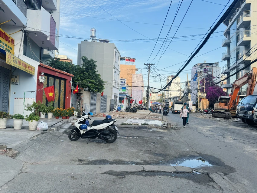 Nhà dân đã lùi sâu vào trong, nhường đất để phục vụ dự án IMG_2129.jpeg