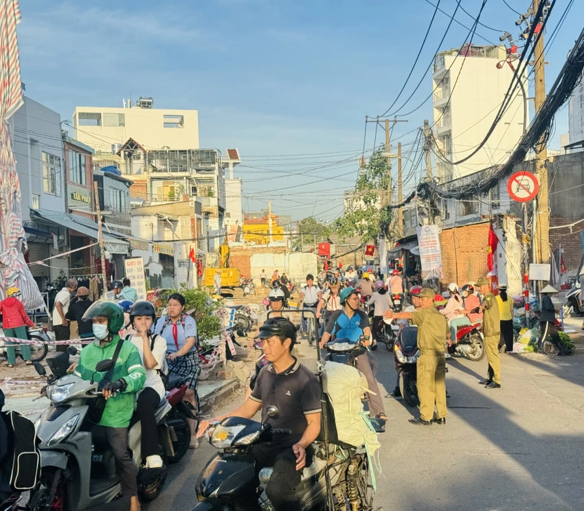 Đường Chu Văn An có mật độ phương tiện đi lại đông đúc. IMG_2142.jpeg