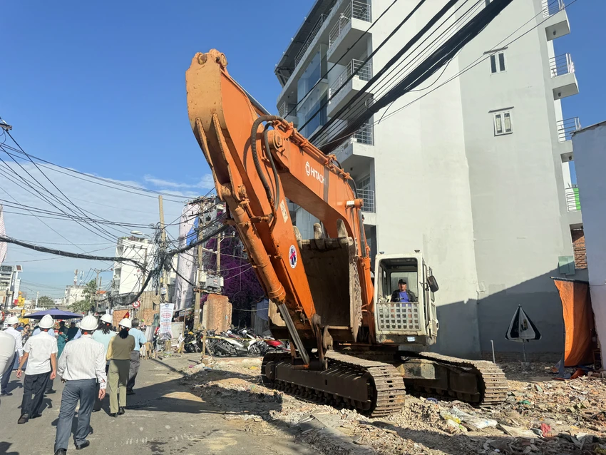 Máy móc, nhân lực đã sẵn sàng triển khai thi công dự án mở rộng nâng cấp đường Chu Văn An. IMG_2194.jpeg