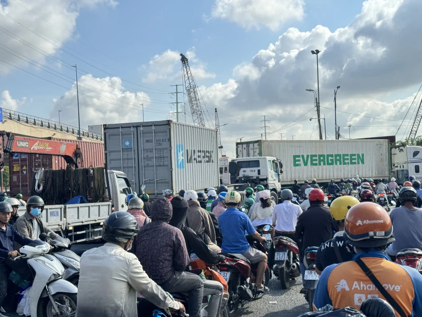 Đường Võ Chí Công, hướng về cảng Cát Lái ùn ứ vào sáng ngày 25-4. Ảnh: ĐÀO TRANG Đường vào cảng Cát Lái, TP Thủ Đức đang ùn ứ