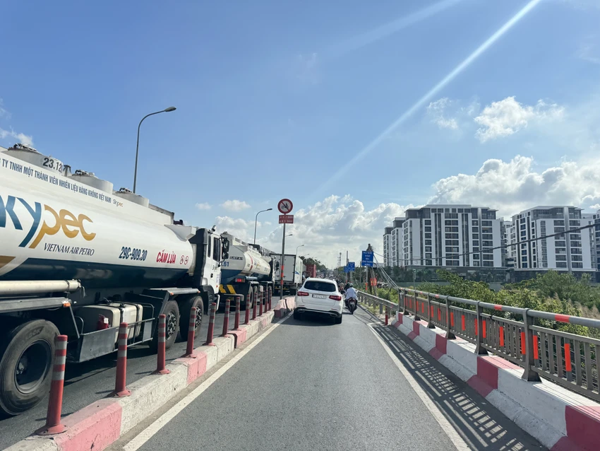 Các phương tiện di chuyển rất chậm từ cầu Phú Mỹ về khu vực nút giao Mỹ Thủy, cảng Cát Lái. IMG_5100.jpeg