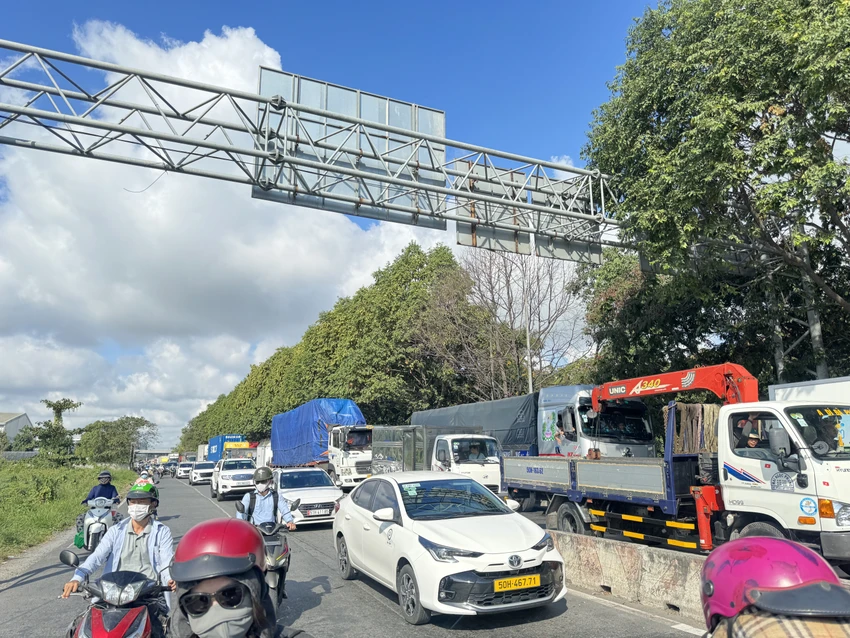 Đến 9 giờ, khu vực đường Võ Chí Công vẫn ùn ứ. IMG_5111.jpeg