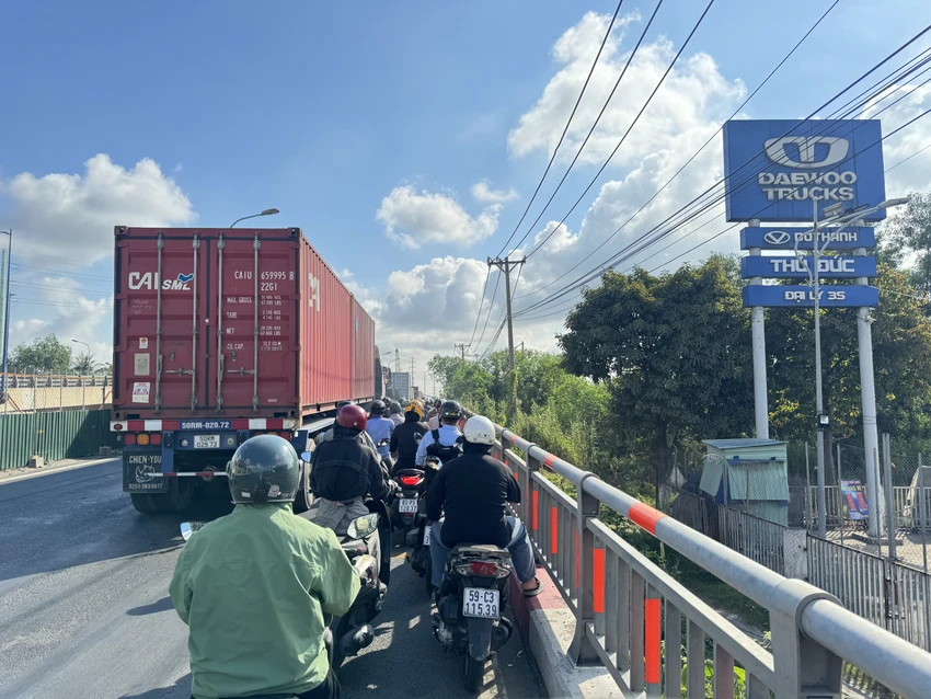 Làn xe máy bị bó hẹp khi di chuyển về hướng nút giao Mỹ Thủy. IMG_5116.jpeg
