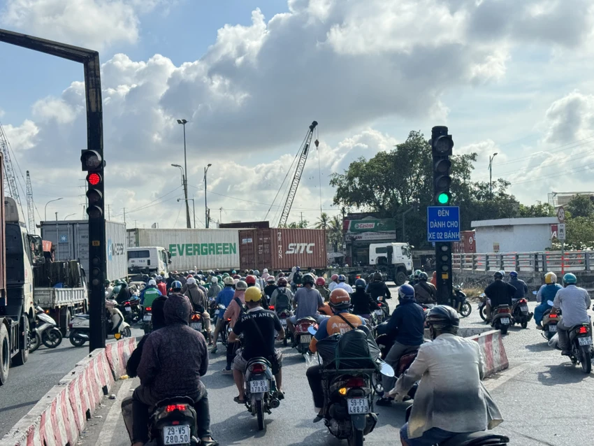 Khu vực nút giao Mỹ Thủy ùn ứ sáng ngày 25-4. IMG_5117.jpeg