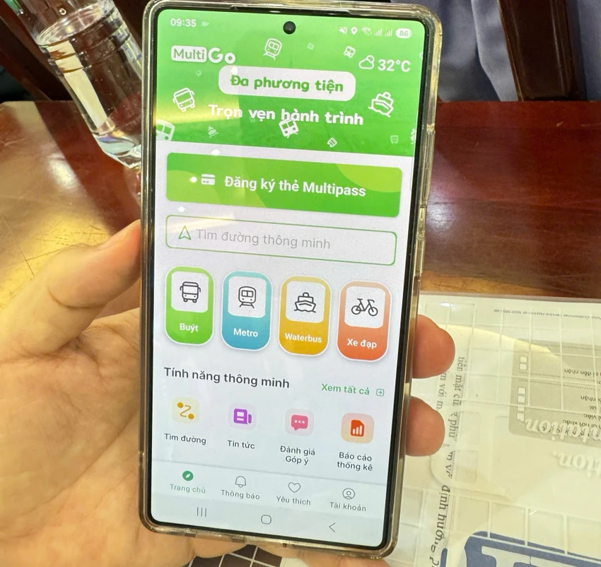 Người dân TP.HCM có thể sử dụng ứng dụng MultiGo để đi xe buýt, metro và buýt đường sông. Ảnh: ĐÀO TRANG Người dân TP.HCM có thể sử dụng ứng dụng MultiGo để đi xe buýt, metro và buýt đường sông.
