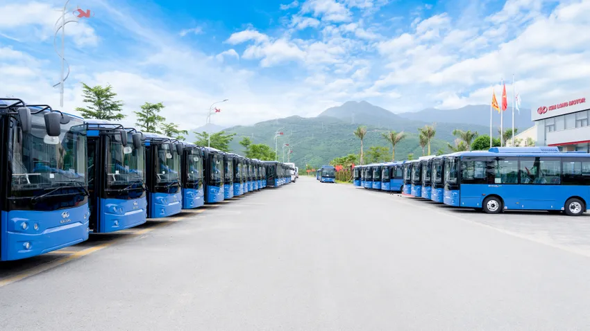 Các xe buýt điện, năng lượng xanh góp phần đóng vào mục tiêu chuyển đổi giao thông xanh theo Quyết định 876/QĐ-TTg của Thủ tướng Chính phủ. Kim Long Motor bàn giao 650 xe buýt điện phục vụ hành khách TP.HCM.jpg