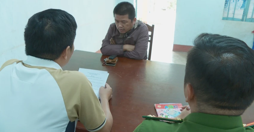 Phan Ngọc Phú tại cơ quan công an. Ảnh: S.Đ lừa xin việc