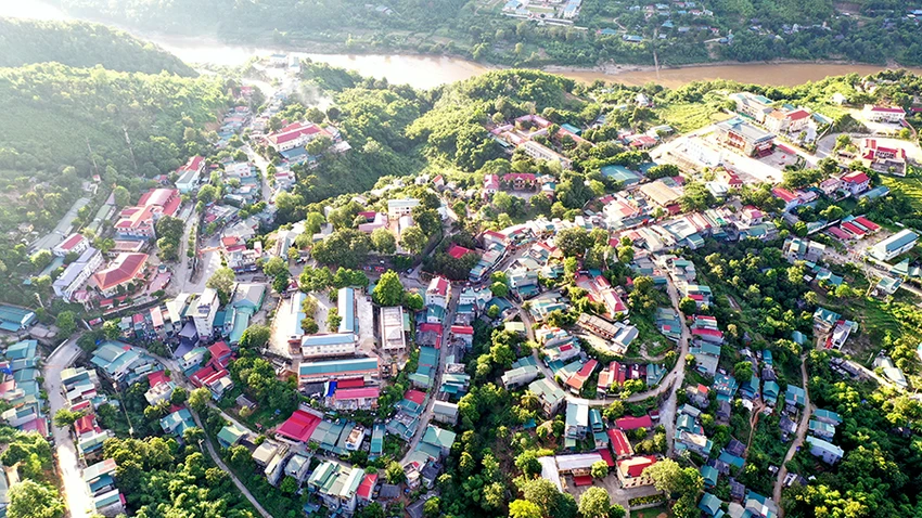 Thị trấn Tén Tằn, huyện biên giới Mường Lát nhìn từ trên cao. Ảnh: ĐẶNG TRUNG muong-lat_MJEH.JPG