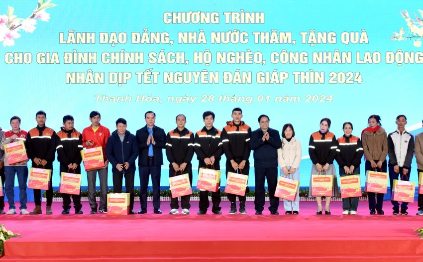 Niềm vui của công nhân đang làm việc tại KCN Hoàng Long đón nhận quà từ Thủ tướng Phạm Minh Chính. Thủ tướng Phạm Minh Chính tặng quà Tết cho công nhân, người nghèo ở Thanh Hóa-15.jpg