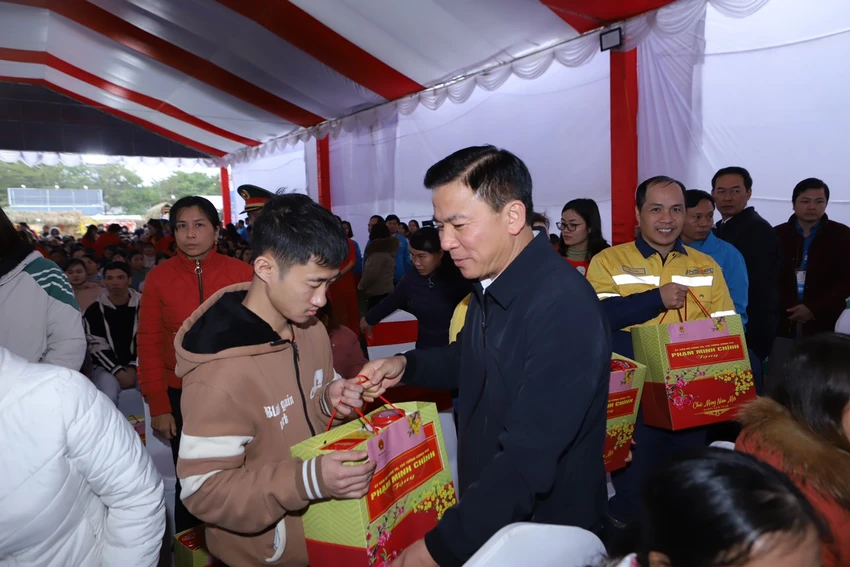 Bí thư Tỉnh ủy Thanh Hóa Đỗ Trọng Hưng tặng quà cho công nhân. Thủ tướng Phạm Minh Chính tặng quà Tết cho công nhân, người nghèo ở Thanh Hóa-2.jpg