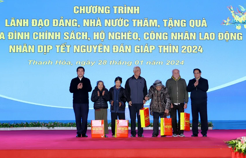 Thủ tướng tặng quà cho các gia đình chính sách ở phường Tào Xuyên, TP Thanh Hóa. Thủ tướng Phạm Minh Chính tặng quà Tết cho công nhân, người nghèo ở Thanh Hóa-6.jpg