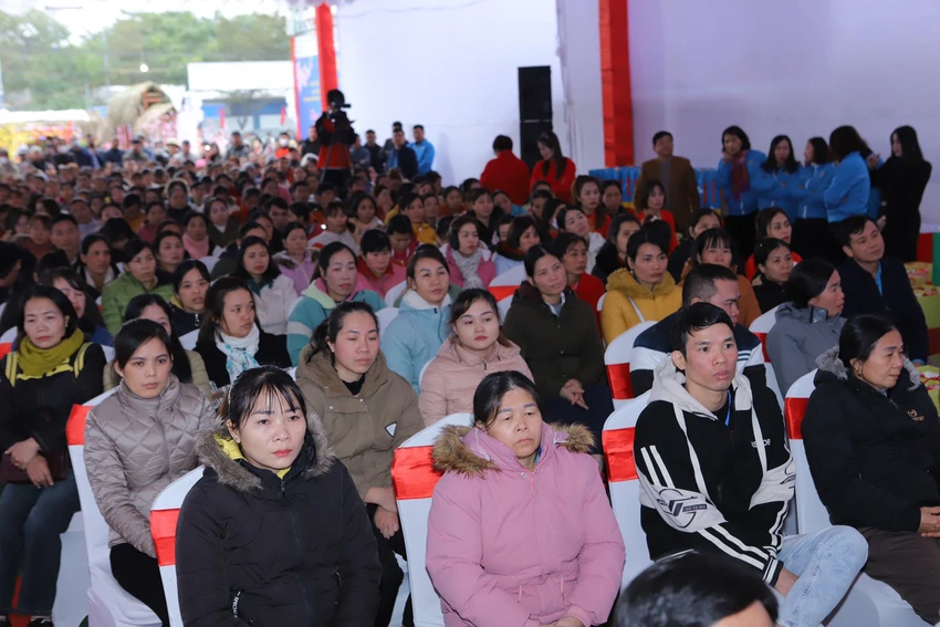 Công nhân, người lao động tham dự tại buổi lễ trao quà nhân dịp Tết Nguyên Đán Giáp Thìn 2024. Thủ tướng Phạm Minh Chính tặng quà Tết cho công nhân, người nghèo ở Thanh Hóa-8.jpg