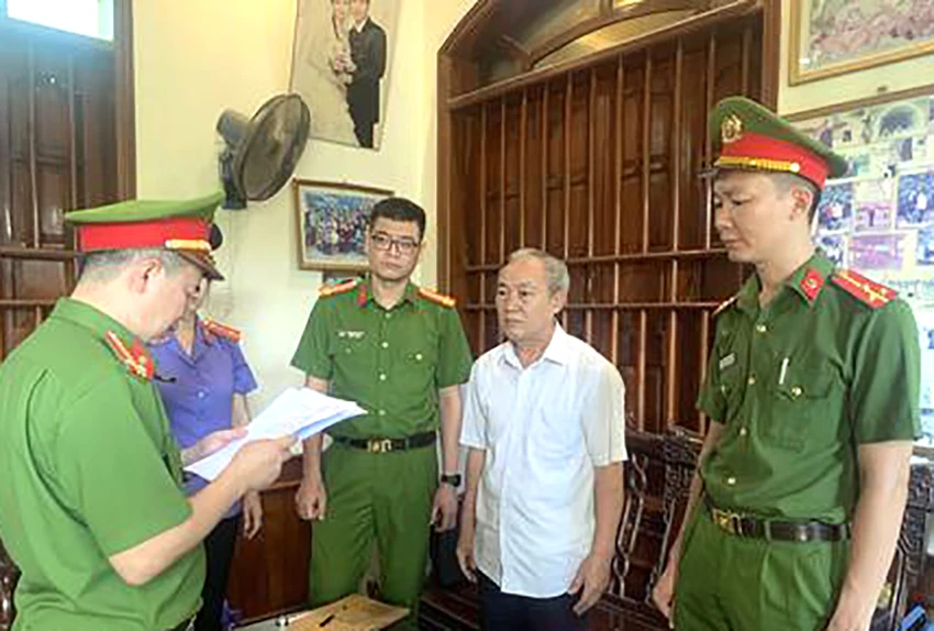 Công an tỉnh Thanh Hoá đã tống đạt quyết định khởi tố bị can và bắt tạm giam đối với Trịnh Ngọc Gấm, nguyên bí thư Đảng ủy xã Vĩnh An. Bắt giam nguyên bí thư Đảng ủy xã ở Thanh Hóa -.jpg