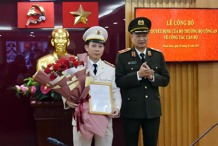 Thiếu tướng Trần Phú Hà, Giám đốc Công an tỉnh trao Quyết định thăng cấp bậc hàm từ Thượng tá lên Đại tá với Phó Giám đốc Công an tỉnh Thanh Hóa Trịnh Văn Giang ngày 3-2 vừa qua. Trao quyết định bổ nhiệm lại phó giám đốc Công an tỉnh Thanh Hóa - 2.jpg