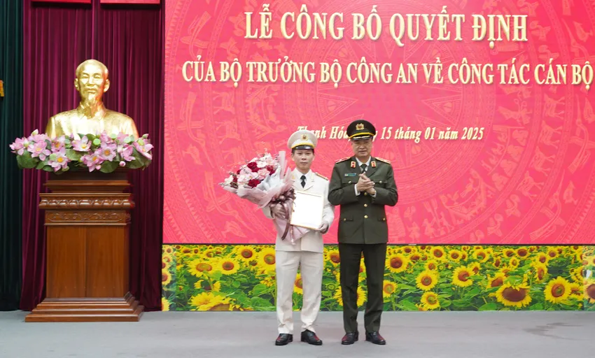 Thừa ủy quyền của Bộ trưởng Bộ trưởng Bộ Công an, Thiếu tướng Trần Phú Hà trao quyết định bổ nhiệm Phó giám đốc Công an tỉnh Thanh Hóa cho Thượng tá Trịnh Văn Giang hôm 15-1. Đại tá Trịnh Văn Giang Thủ tưởng Cơ quan CSĐT Công an tỉnh Thanh Hóa.jpg