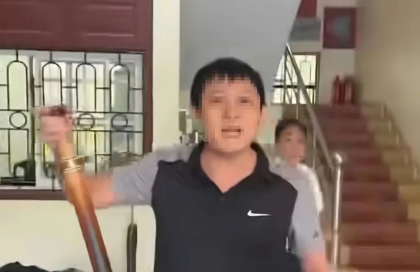Công chức đội Thuế cầm điếu cày xưng “mày - tao” với dân trong quá trình giải quyết thủ tục hành chính. Ảnh: Cắt ra từ clip Cán bộ đội thuế xưng mày tao với dân ở Thanh Hóa.jpg