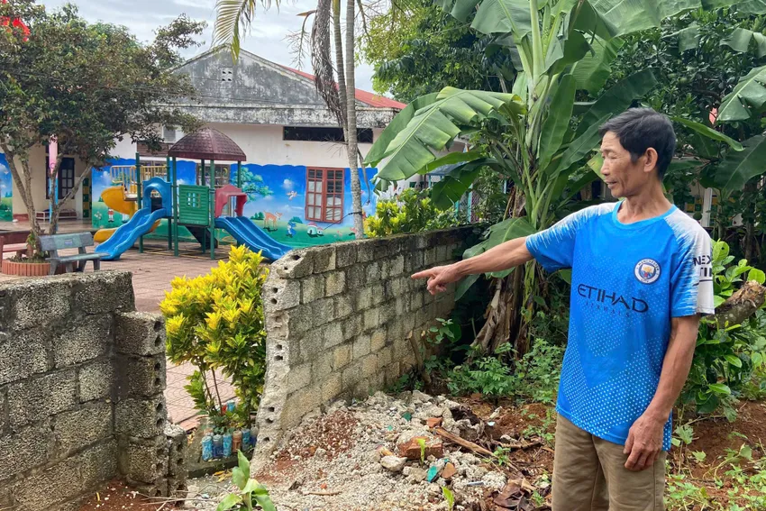 Ông Nguyễn Văn Lài bức xúc vì đòi đất nhiều năm xã không trả nên xây tường rào giữa sân trường mầm non. Ảnh: ĐẶNG TRUNG Đòi đất nhiều năm xã không trả, 1 nông dân xây tường rào giữa sân trường mầm non -11.jpg
