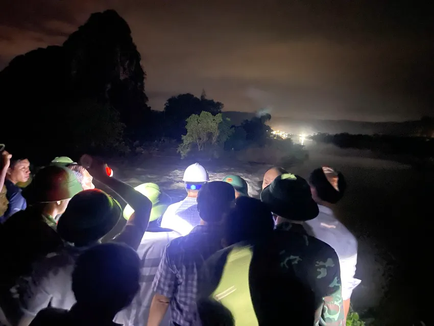 Lực lượng chức năng địa phương đang nỗ lực tìm giải pháp di dời tài sản của người dân, đồng thời có biện pháp khắc phục sau sự cố vỡ kênh trong đêm. Vỡ kênh trong đêm ở Thanh Hóa, nguy cơ ngập lụt trên diện rộng -2.jpg