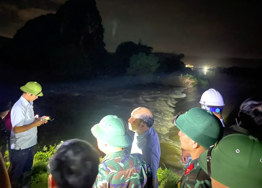 Lãnh đạo địa phương thông tin thêm, nếu nước tiếp tục dâng, nguy cơ thiệt hại về tài sản của người dân rất lớn. Vỡ kênh trong đêm ở Thanh Hóa, nguy cơ ngập lụt trên diện rộng -4.jpg