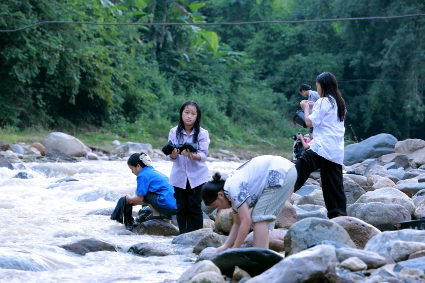 Hàng trăm học sinh phải ra suối tắm ở xã biên giới Mường Lát -19.JPG