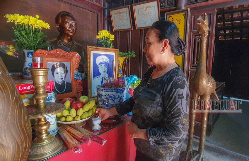 Trong căn nhà ba gian hai chái, di ảnh của Đại tướng và phu nhân Đặng Bích Hà được đặt cạnh nhau ở gian nhà chính giữa. Ảnh: B.THIÊN Di ảnh phu nhân Đại tướng Võ Nguyên Giáp ở quê nhà Quảng Bình