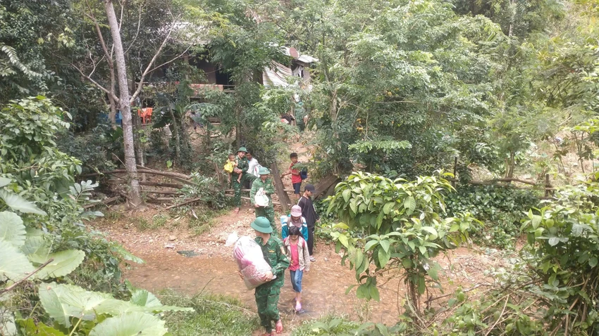 Lực lượng BĐBP Quảng Bình khẩn trương di dời người dân sinh sống dưới quả đồi có vết nứt rộng đến gần 1m ở huyện Lệ Thủy. Ảnh: BĐBP Di dời người dân dưới quả đồi có vết nứt rộng đến gần 1 mét ở Quảng Bình