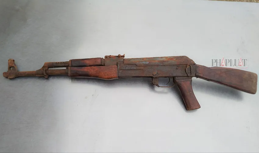 Khẩu súng AK-47 được anh Hồ Phâm nhặt được lúc đi làm rẫy. Ảnh: B.T khau-sung-AK-47 (1).jpg