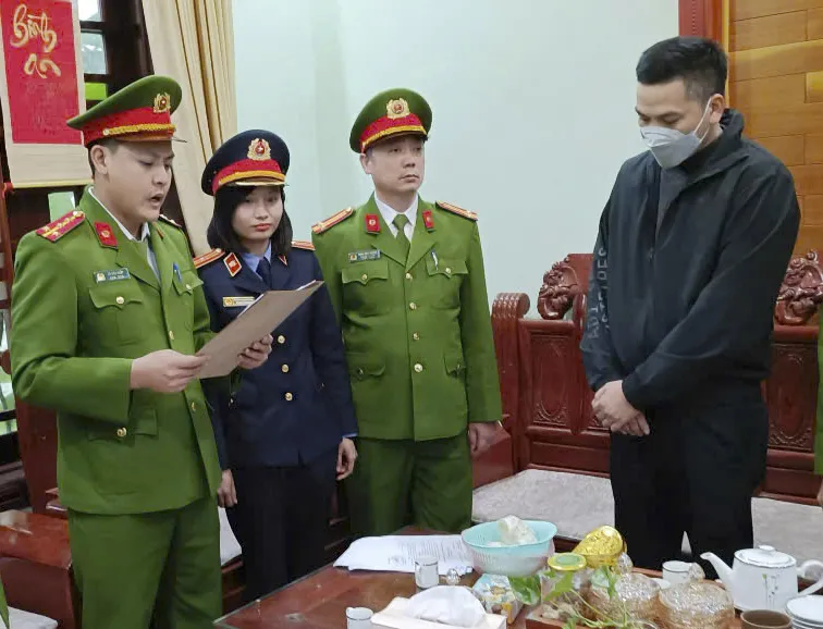 Cơ quan công an tống đạt quyết định khởi tố đối với Vũ Văn Xuân. Ảnh: CA 1 giám đốc và kế toán ở Quảng Bình bị khởi tố vì mua bán trái phép hóa đơn