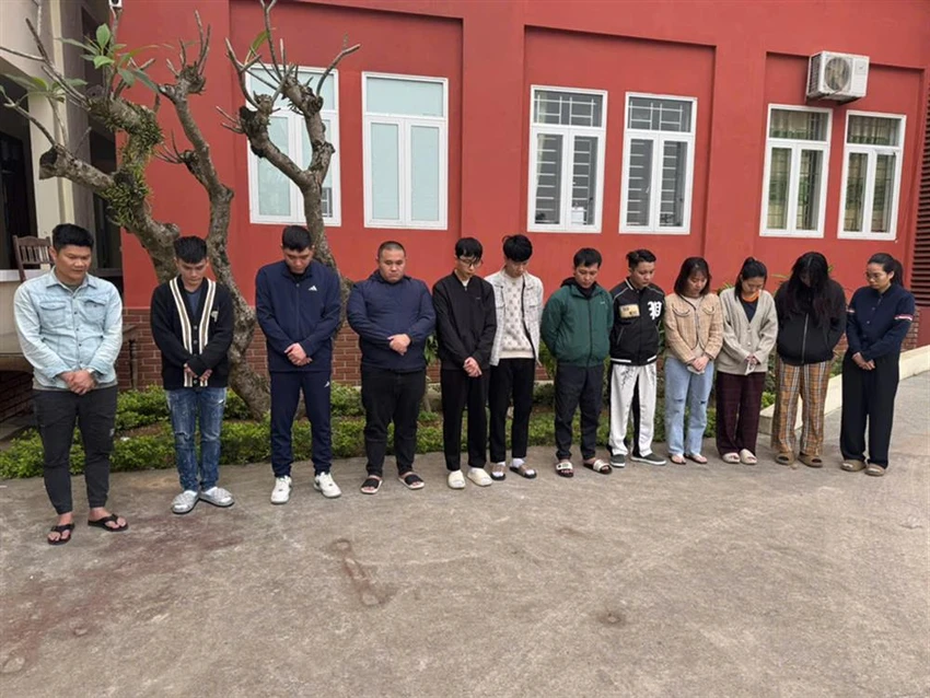 Những người đường dây lừa đảo qua mạng hoạt động tại Campuchia đang bị tạm giữ để phục vụ điều tra. Ảnh: CA 15 người trong đường dây lừa đảo qua mạng hoạt động tại Campuchia bị bắt