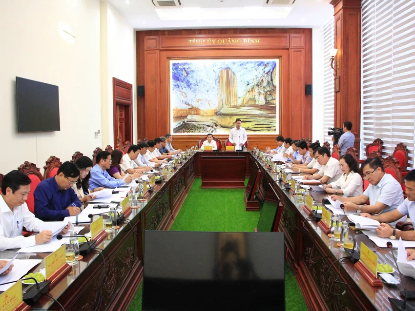Lãnh đạo chủ chốt trong Ban Thường vụ Tỉnh ủy hai tỉnh Quảng Bình và Quảng Trị tại hội nghị. Ảnh: Thanh Hiếu Sáp nhập Quảng Bình và Quảng Trị: ‘Tuyệt đối tránh phân biệt ‘tỉnh tôi-tỉnh anh’