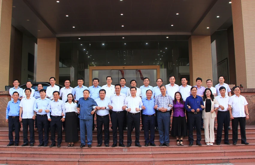 Các đại biểu chụp ảnh kỷ niệm sau buổi làm việc đầu tiên giữa hai tỉnh về vấn đề sáp nhập. Ảnh: Thanh Hiếu quang-binh-va-quang-tri (2).jpg