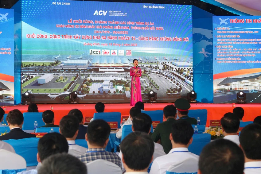 Ngày 19-4, Tổng công ty Cảng hàng không Việt Nam (ACV) đã tổ chức lễ khởi công dự án Xây dựng nhà ga hành khách T2, Cảng hàng không Đồng Hới với tổng mức đầu tư hơn 1.750 tỉ đồng. Ngày 19-4, Tổng công ty Cảng hàng không Việt Nam (ACV) đã tổ chức lễ khởi công Dự án xây dựng Nhà ga hành khách T2, Cảng hàng không Đồng Hới với tổng mức đầu tư hơn 1.750 tỉ đồng.