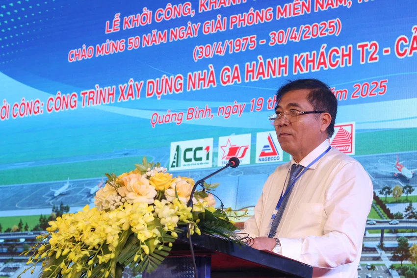 "Cảng hàng không Đồng Hới sau khi được đầu tư mở rộng sẽ khoác lên mình diện mạo mới, được kỳ vọng trở thành biểu tượng kiến trúc mới của Quảng Bình – vùng đất được mệnh danh là "Vương quốc hang động", nơi hội tụ những giá trị thiên nhiên và văn hóa đặc sắc. Trong đó, nhà ga T2 khi hoàn thành không chỉ giúp giải quyết bài toán về hạ tầng mà còn mở ra cơ hội để Quảng Bình bứt phá mạnh mẽ, đón đầu làn sóng đầu tư, phát triển bền vững trong tương lai" - ông Đoàn Ngọc Lâm, Phó Chủ tịch Thường trực UBND tỉnh Quảng Bình phát biểu tại buổi lễ. z6519997925852_1c7662eb1ad2eab3252339de94a65104.jpg