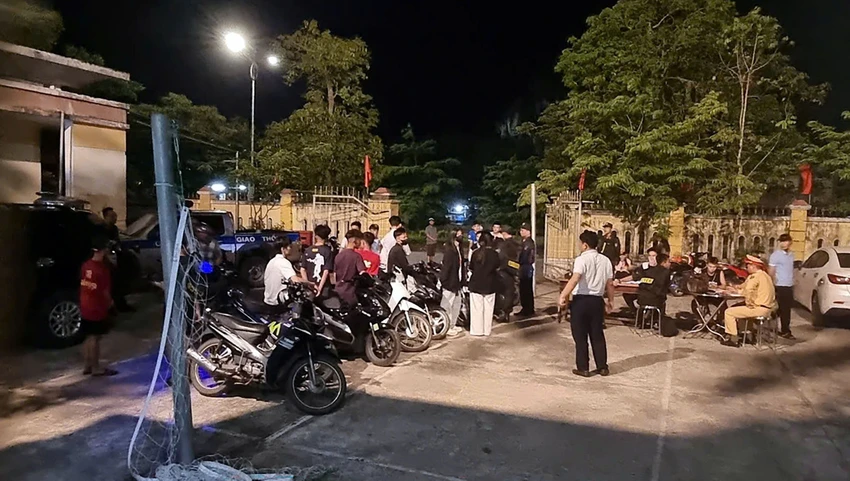 Việc quyết liệt xử lý các hành vi vi phạm giao thông cũng góp phần tạo hình ảnh văn minh, an toàn trong mùa du lịch cao điểm. Ảnh: CTV nao-loan-duong-pho (1).jpg