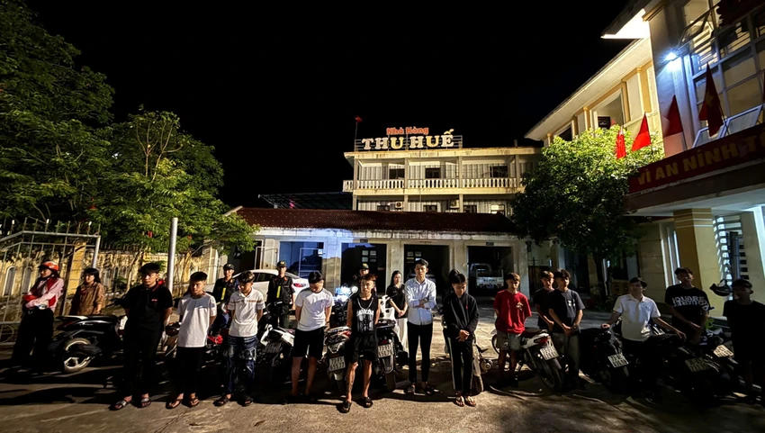 Nhiều thanh thiếu niên náo loạn đường phố bị phát hiện, xử lý. Ảnh: CTV Huy động chó nghiệp vụ xử lý nhóm ‘quái xế’ náo loạn đường phố ở Quảng Bình