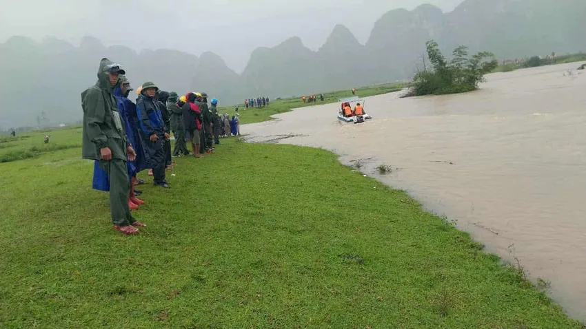 Các lực lượng chức năng đang nỗ lực tìm kiếm cháu Đ. Ảnh: XP Cùng mẹ dắt trâu đi tránh lũ, 1 học sinh ở Quảng Trị bị nước cuốn trôi mất tích