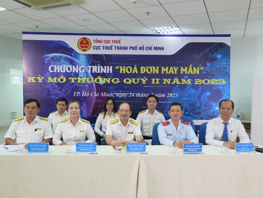Hội đồng giám sát tại Chương trình quay thưởng Hóa đơn may mắn quý 2-2023. cuc-thue-tphcm-1.JPG