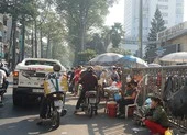 Không cấp phép sử dụng lòng đường để liên hoan, tiệc tùng ảnh 2 TP.HCM: Hàng rong bủa vây trước cổng bệnh viện