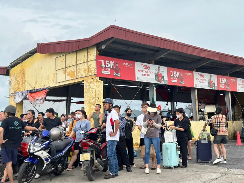 Nhiều người dân, du khách đưa đôi mắt mong ngóng về phía biển, chờ tuyến phà đầu tiên sau thời gian tạm dừng do bão số 3. Ảnh: NGỌC SƠN đảo cát bà 2.jpg